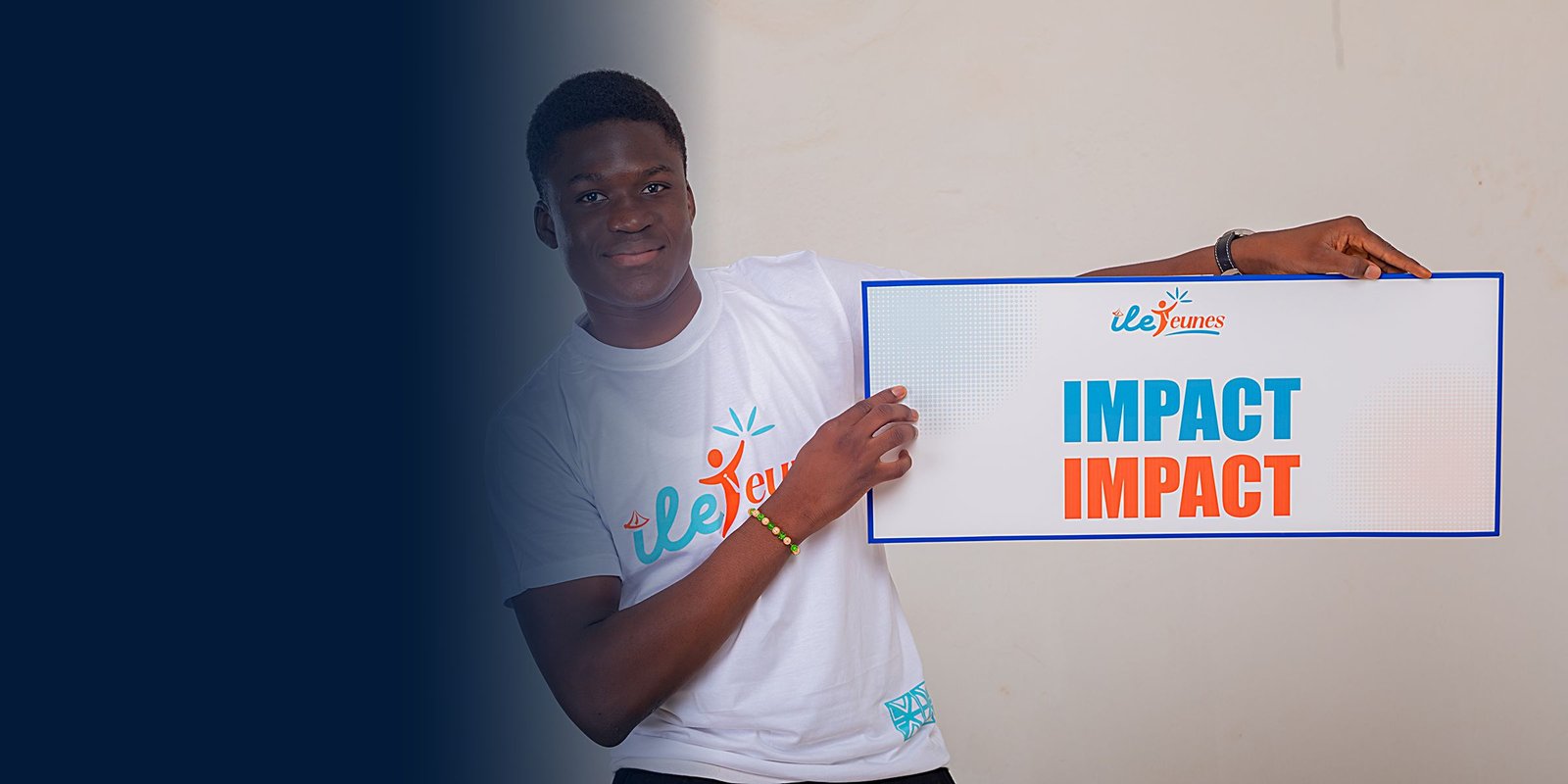 Jeune ambassadeur ILE'Jeunes tenant une pancarte « Impact »