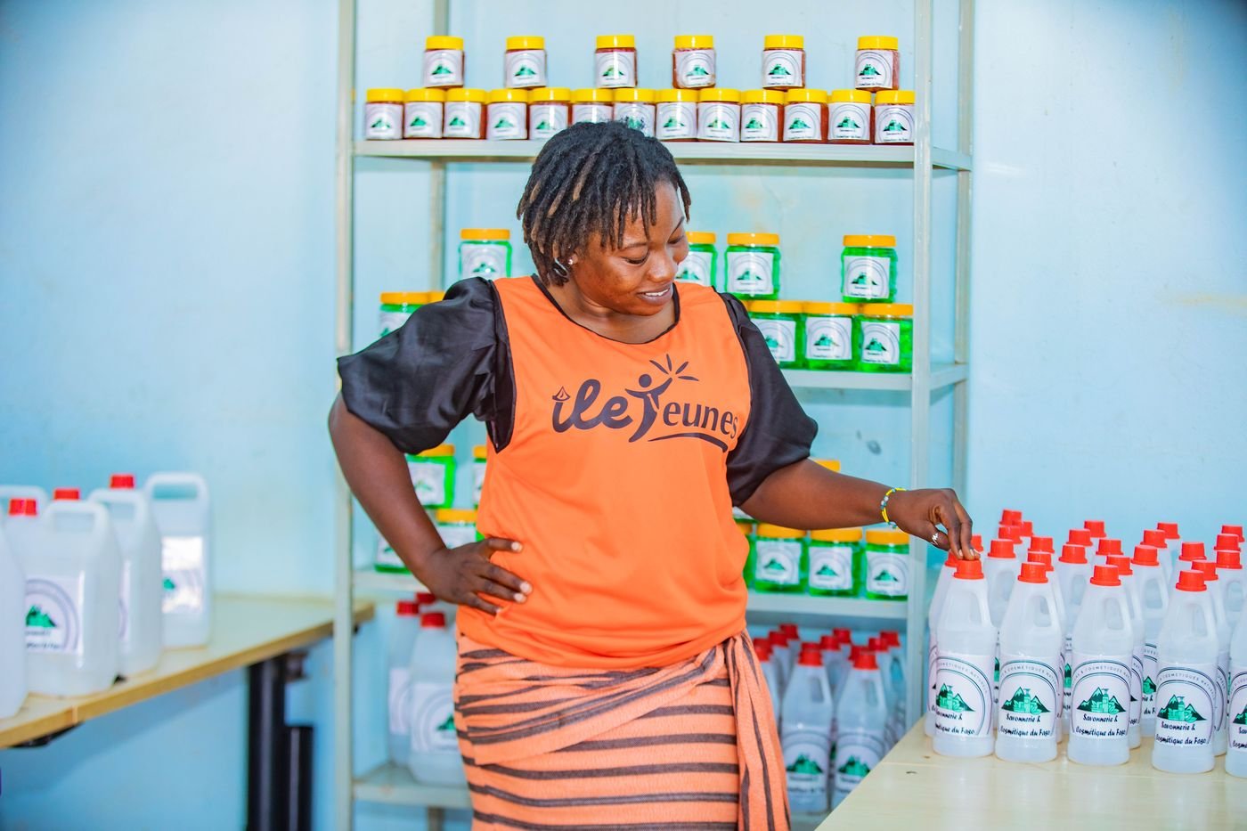Edwige Sawadogo dans sa savonnerie